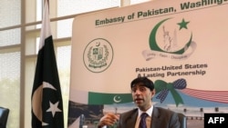 巴基斯坦国家安全顾问莫埃德·优素福8月4号在会见了美国官员之后，在巴基斯坦驻华盛顿大使馆内对记者谈话。