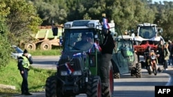 18 Kasım 2024 - Traktörlü çiftçiler, Fransa'nın güneyindeki Le Cannet-des-Maures'de AB-Mercosur anlaşmasına karşı ülke çapında düzenlenen protesto sırasında bir yolu kapattı.