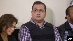 Mexico's former Veracruz state Gov. Javier Duarte, center, accompanied by his lawyers waits for an extradition hearing in Guatemala City, April 19, 2017. 