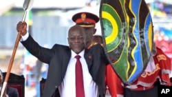 Sabon Shugaban Tanzania John Pompe Magufuli rike da kibiya dake zama alamar kama madafin iko