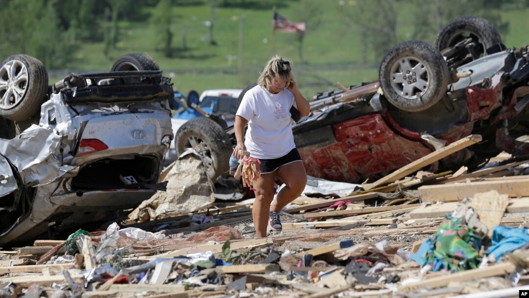 Connie Krehel warga di kota Vilonia, negara bagian Arkansas melihat rumahnya yang hancur akibat angin topan, Senin (28/4). 