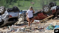 Connie Krehel warga di kota Vilonia, negara bagian Arkansas melihat rumahnya yang hancur akibat angin topan, Senin (28/4). 