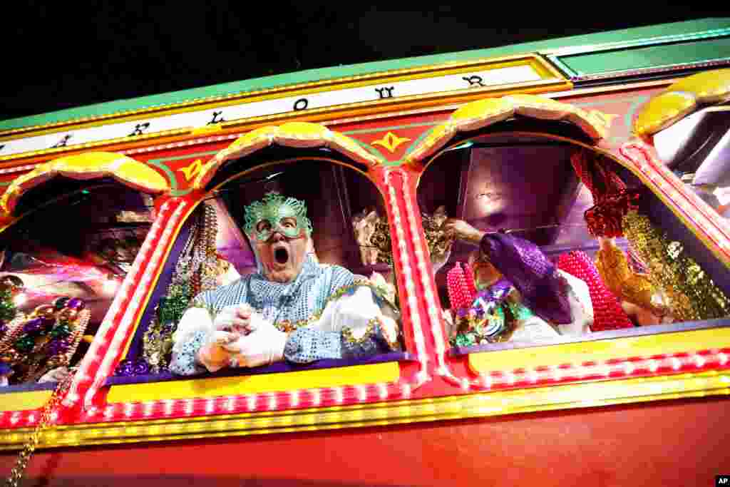 Disfrazados en carrozas flotantes alientan a la multitud en el desfile Krewe of Orpheus en Nueva Orleáns, el lunes 12 de febrero de 2018. (AP Photo / Gerald Herbert)