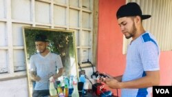 Abraham Díaz, barbero de calle venezolano, en Maracaibo. Foto: Gustavo Ocando/VOA.