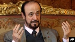 Rifaat Assad, un oncle exilé du président syrien Bashar Assad, parle lors d'une interview à Paris, France, le 15 novembre 2011.