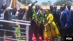 UMnu. Emmerson Mnangagwa lonkosikazi wakhe.