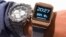 Un hombre se prueba en Galaxy Gear de Samsung junto a su reloj regular, en Berlín, Alemania.