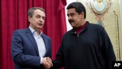 Ni Rodríguez Zapatero ni Maduro ofrecieron declaraciones a los medios presentes en el palacio presidencial donde se llevó a cabo la reunión.