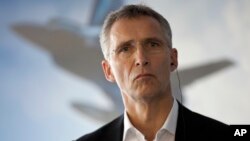 Sekjen NATO, Jens Stoltenberg menghadiri konferensi pers setelah demonstrasi militer NATO di Zaragoza, Spanyol hari Rabu (4/11).