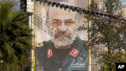 تصویر محمدرضا زاهدی روی دیواری در ایران. مقامات جمهوری اسلامی به طور معمول پس از کشته شدن اعضای سپاه تصاویر آنها را روی دیوارهای مناطق مختلف می‌کشند.