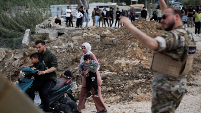 بازگشت لبنانی‌های آواره به خانه‌هایش پس از برقراری آتش‌بس حزب‌الله و اسرائیل