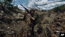 Un soldado ucraniano en una trinchera en el frente cerca de Bájmut, en la región de Donetsk, Ucrania, el lunes 22 de mayo de 2023. 