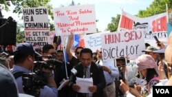 FILE: Cambodian Americans across the Untied States gathered together in front of the State Department to demand the Cambodian government to respect human rights and ensure free and fair elections in 2018, in Washington DC, on September 15, 2017. The protest was in the wake of Kem Sokha's arrest on September 3, and they demand the Cambodian government to release him immediately. (Say Mony/VOA Khmer)