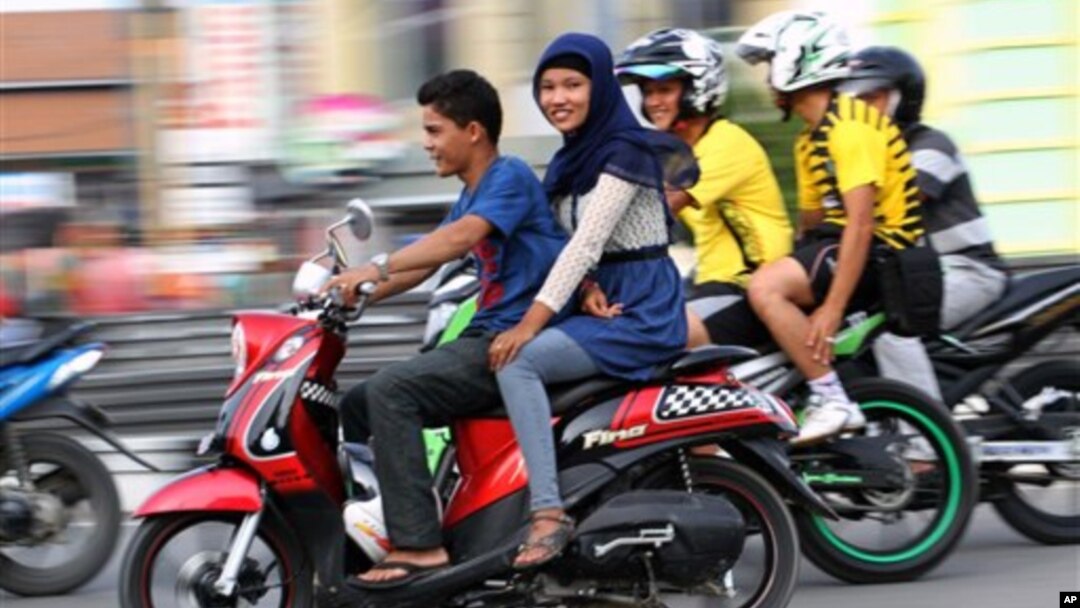 Peraturan baru di provinsi Aceh akan melarang perempuan membonceng sepeda motor dengan duduk mengangkang (foto: dok). Aktivis menilai peraturan ini dikskriminatif.