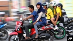 Peraturan baru di provinsi Aceh akan melarang perempuan membonceng sepeda motor dengan duduk mengangkang (foto: dok). Aktivis menilai peraturan ini dikskriminatif.