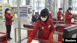 지난 28일 북한 평양의 한 백화점에서 직원들이 신종 코로나바이러스 감염을 막기 위한 소독 작업을 하고 있다.