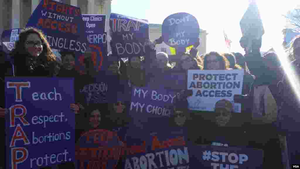 Pro abortion protesters in front of U.S. Supreme Court ahead of hearing on abortion case, in Washington, D.C., March 2, 2016. (E. Cherneff / VOA) 