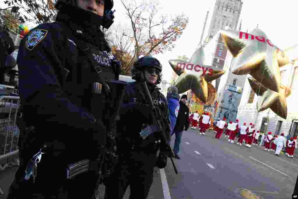 Los miembros del Departamento de Policía de Nueva York custodian el desfile, a lo&nbsp;largo de la ciudad. 