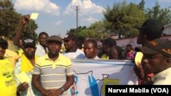 La police a tiré du gaz lacrymogène et procédé à des arrestations pour disperser un rassemblement de l’opposition samedi après-midi à Lubumbashi, RDC, le 29 octobre 2016. (VOA/Narval Mabila)