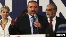 El ministro de Relaciones Exteriores de Israel, Avigdor Lieberman (C) se dirige a sus seguidores en su cuartel general Yisrael Beiteinu en Jerusalén.