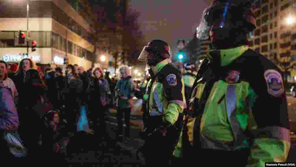 &#39;Yan sandan kwantar da tarzoma da masu zanga-zangar kin jinin Trump a birnin Washington DC.