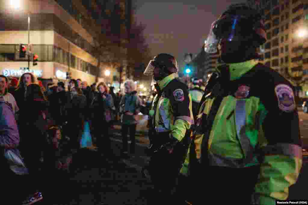 Sur la place Franklin, la police attend la fin du rassemblement anti-trump, à Washington DC, le 20 janvier 2017. (VOA/Nastasia Peteuil)