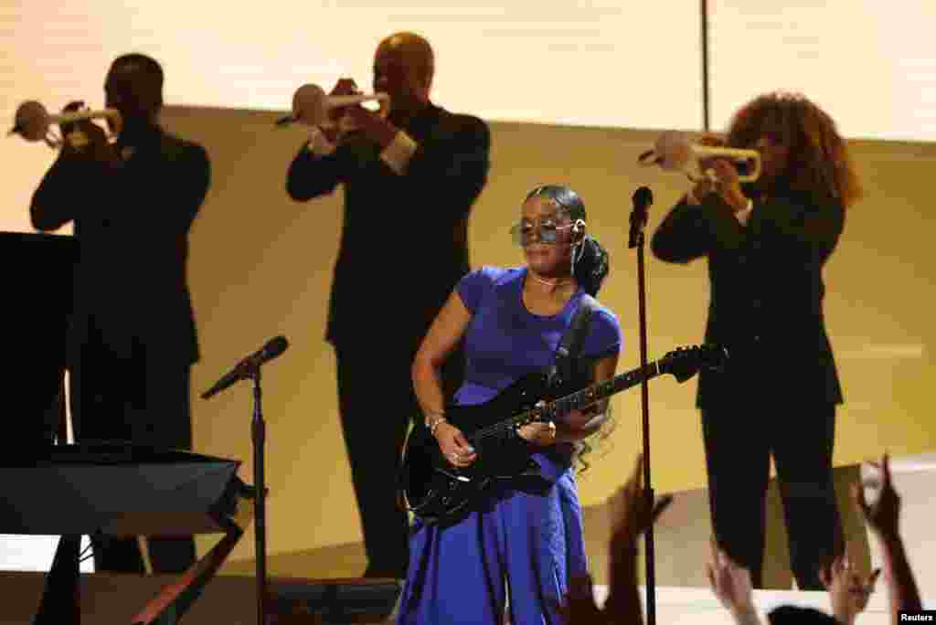 گریمی کی تقریب میں مختلف فنکاروں نے گانوں پر پرفارم کیا اور خود داد وصول کی۔