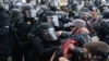美国会警察1月6日与试图进入国会的示威者对峙。（2021年1月6日）
