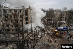 یوکرین کے شہرخار کیف میں روس کی جانب سے داغے جانے والے میزائل سے شہری آبادی میں تباہی۔ ماہرین کا کہنا ہے کہ روس یوکرین پر حملوں کے لیے شمالی کوریا کے ہتھیار اور ایران کے ڈرونز استمال کررہا ہے۔ 23 جنوری 2024