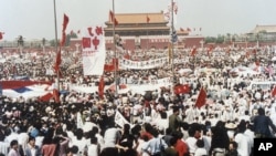 1989年5月17日北京天安门广场上成千上万的学生游行示威要求民主