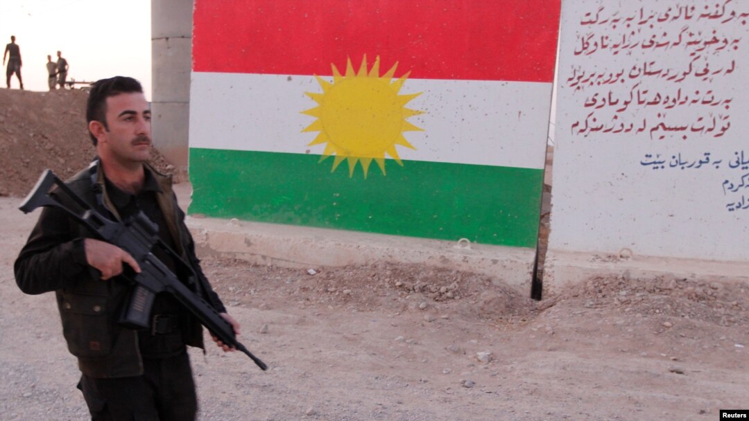 Seorang pejuang Kurdi Peshmerga menaiki berjalan di barat daya Kirkuk, Irak, 13 Oktober 2017.