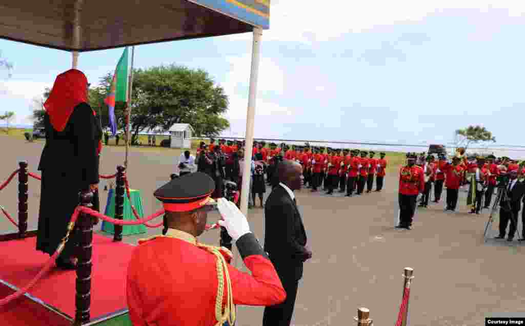 Rais Samia Suluhu akitoa salaam kwa gwaride la heshima. (Picha na Ikulu).