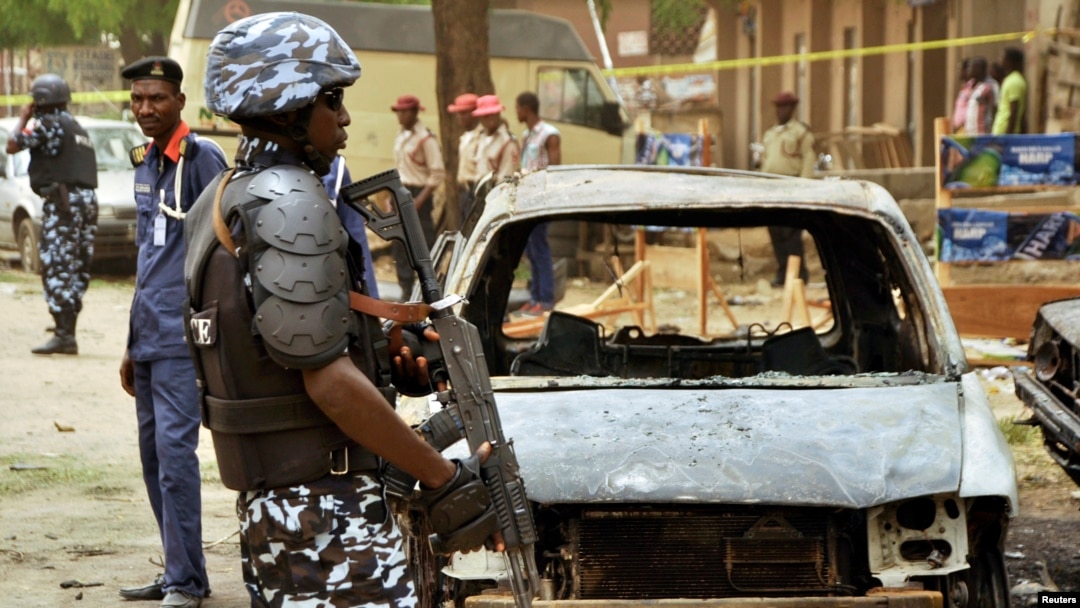 Polisi Nigeria memeriksa lokasi serangan bom di Sabon Gari, Kano, Nigeria bulan lalu. Polisi Nigeria menyangkal laporan baru soal penculikan. 