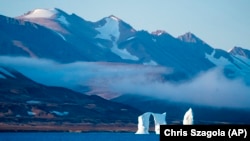 FILE - Sebuah gunung es mengapung di Scoresby Sund, Greenland, 12 September 2023. (Chris Szagola, Arsip/AP)