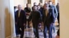 El presidente ucraniano, Volodymyr Zelenskyy, camina con el líder de la minoría del Senado, Mitch McConnell, y el líder de la mayoría del Senado, Chuck Schumer, después de reunirse con miembros del Congreso, el 21 de septiembre de 2023, en Washington.