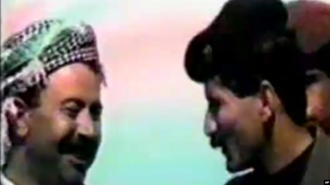 وێنه‌یه‌کی‌ فلیمێـکی دۆکۆمێنتی قاسم فارس غه‌فوری نیشان ده‌دات له‌گه‌ڵ ئه‌فسه‌رێـکی له‌شـکری عێراقی سه‌رده‌می ڕژێمی سه‌دام حسێن ده‌دوێت