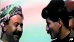 وێنه‌یه‌کی‌ فلیمێـکی دۆکۆمێنتی قاسم فارس غه‌فوری نیشان ده‌دات له‌گه‌ڵ ئه‌فسه‌رێـکی له‌شـکری عێراقی سه‌رده‌می ڕژێمی سه‌دام حسێن ده‌دوێت