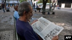En La Habana un hombre lee el diario oficial Juventud Rebelde. La prensa independiente está proscrita ante la ley, aunque algunos medios son tolerados por el gobierno cubano.
