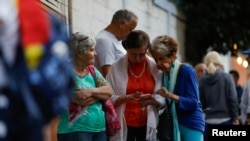 Electores venezolanos hacen fila en un centro de votación de Caracas, el 28 de julio de 2024.