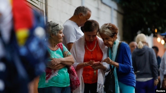 Electores venezolanos hacen fila en un centro de votación de Caracas, el 28 de julio de 2024.