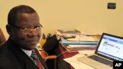 Le ministre congolais de la Communication Lambert Mende, dans ses bureaux à Kinshasa (novembre 2011)