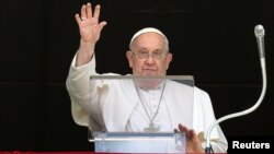 El papa Francisco durante el rezo del Ángelus desde un bancón del Vaticano el 21 de julio de 2024.