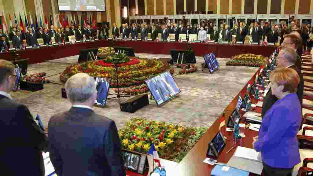 Líderes mundiales guardan un minuto de silencio en honor a las víctimas del ataque en Niza, en la apertura de las sesiones de la Cumbre Asia-Europa en Mongolia.