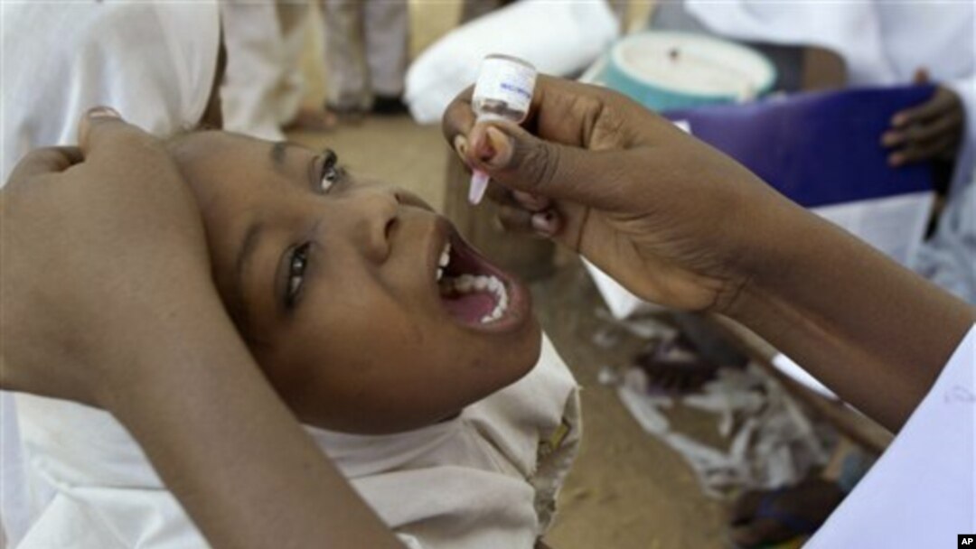 Seorang anak mendapatkan vaksin polio oral di Kano, Nigeria. (Foto: Dok)