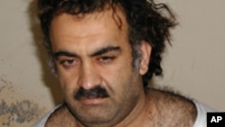 Khaled Cheikh Mohammed (KSM) d'Al-Qaïda, peu après sa capture par la CIA lors d'un raid au Pakistan, le 1er mars 2003. 