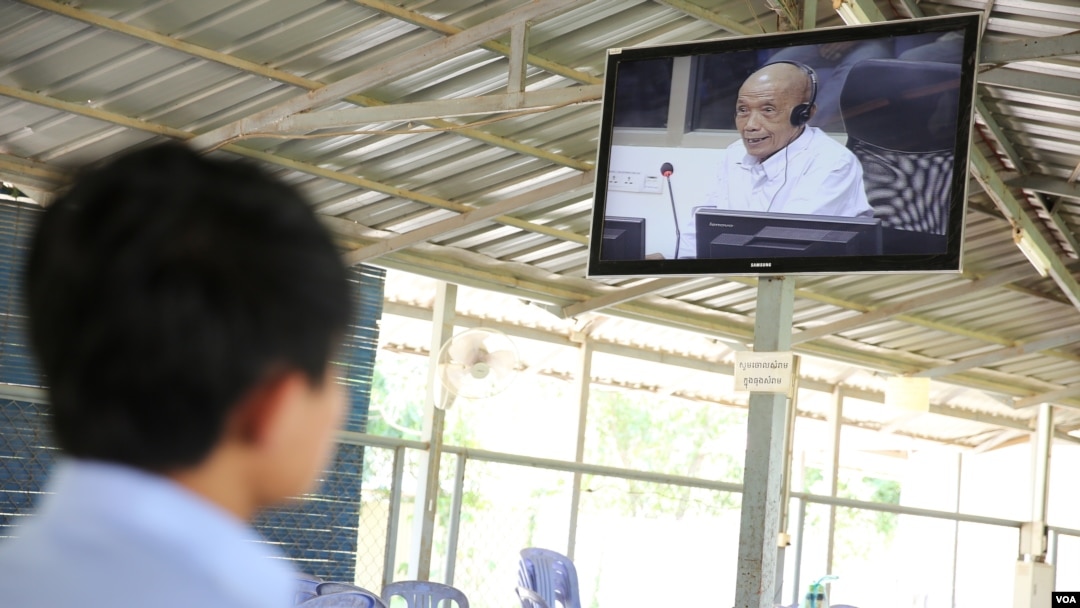 Wartawan di ruang media menyaksikan kesaksian Kaing Guek Eav, alias Duch, mantan ketua S-21 dalam pengadilan yang didukung oleh PBB di Phnom Penh, 7 Juni 2016. (Foto: Neou Vannarin/VOA Khmer)