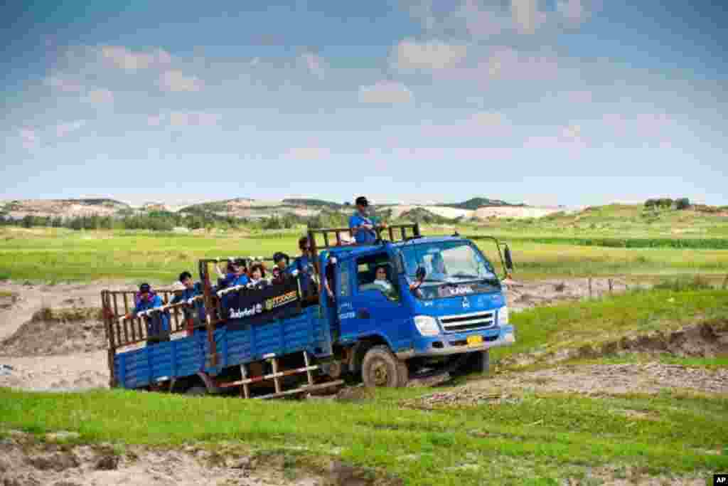 義工隊乘搭卡車到科爾沁的沙漠化地區參與植樹造林計劃
