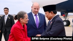 Presiden Prabowo Subianto tiba di Pangkalan Militer Andrews, Washington DC, Amerika Serikat, Minggu, 10 November 2024, disambut Dubes Amerika untuk Indonesia Kamala Shirin Lakhdhir dan sejumlah pejabat. (Foto: BPMI Setpres/Muchlis Jr)