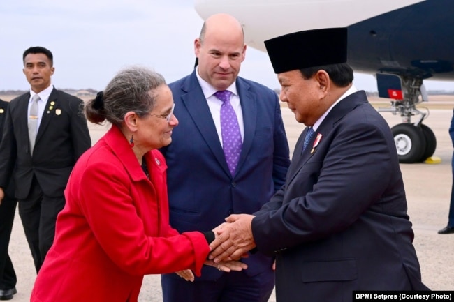 Presiden Prabowo Subianto tiba di Pangkalan Militer Andrews, Washington DC, Amerika Serikat, Minggu, 10 November 2024, disambut Dubes Amerika untuk Indonesia Kamala Shirin Lakhdhir dan sejumlah pejabat. (Foto: BPMI Setpres/Muchlis Jr)