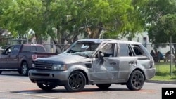 Un vehículo dañado se encuentra en el lugar de una colisión mortal cerca de una parada de autobús en Brownsville, Texas, el domingo 7 de mayo de 2023.